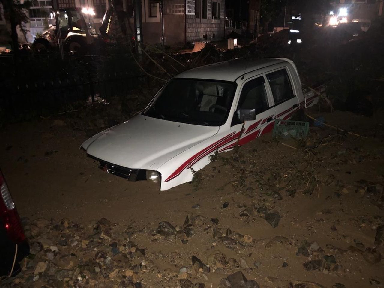 Rize'de gök yarıldı! Dereler taştı, heyelanlar oluştu, yollar kapandı 24