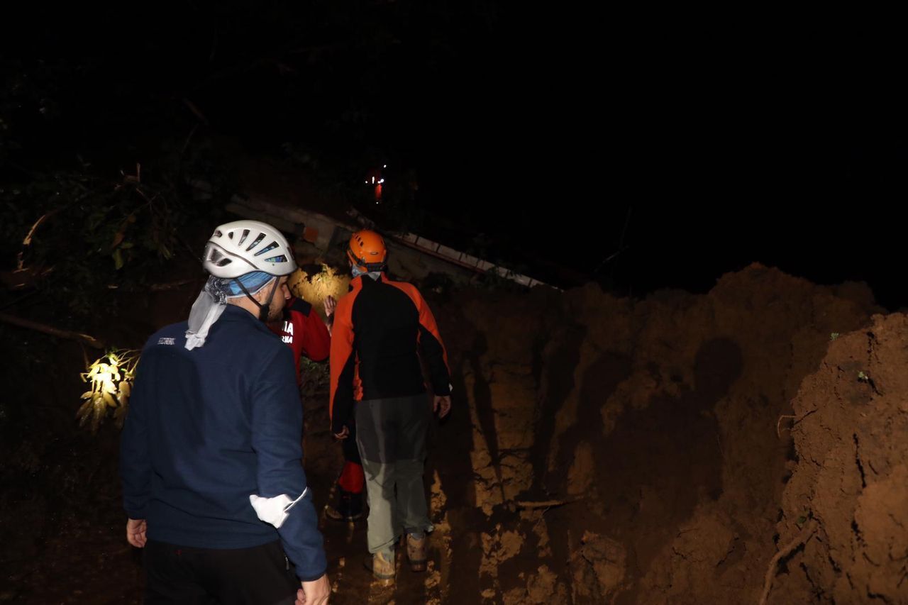 Rize'de gök yarıldı! Dereler taştı, heyelanlar oluştu, yollar kapandı 25