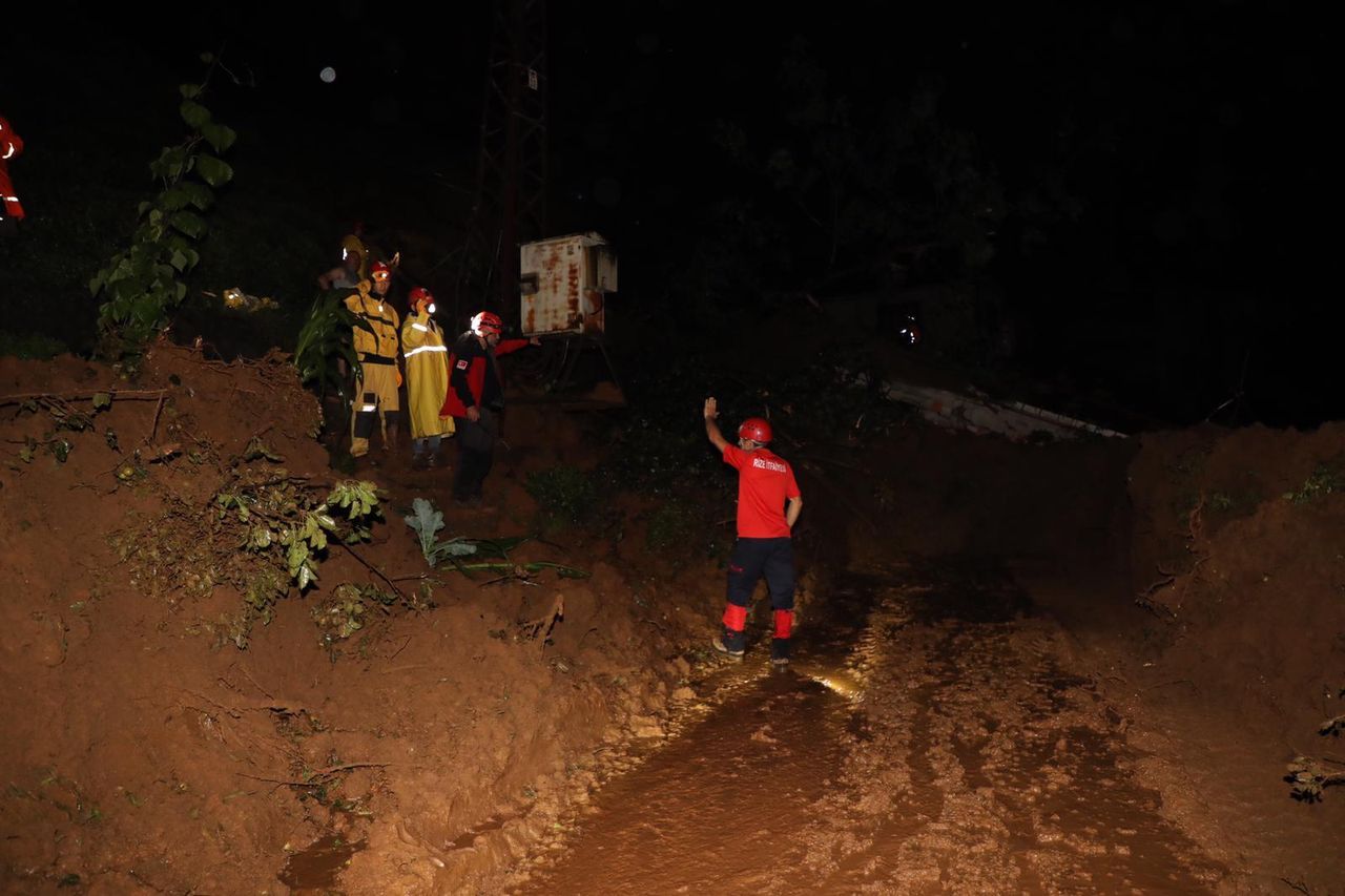 Rize'de gök yarıldı! Dereler taştı, heyelanlar oluştu, yollar kapandı 30