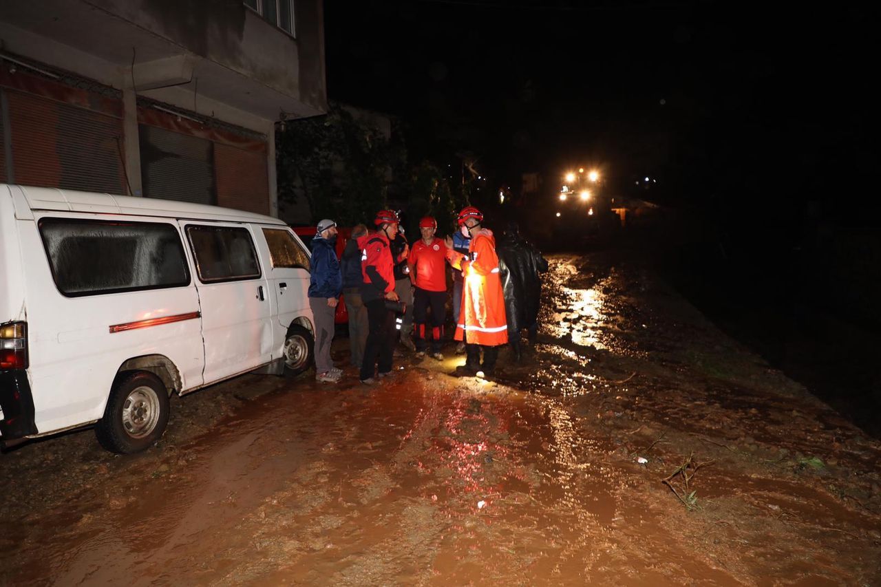 Rize'de gök yarıldı! Dereler taştı, heyelanlar oluştu, yollar kapandı 31