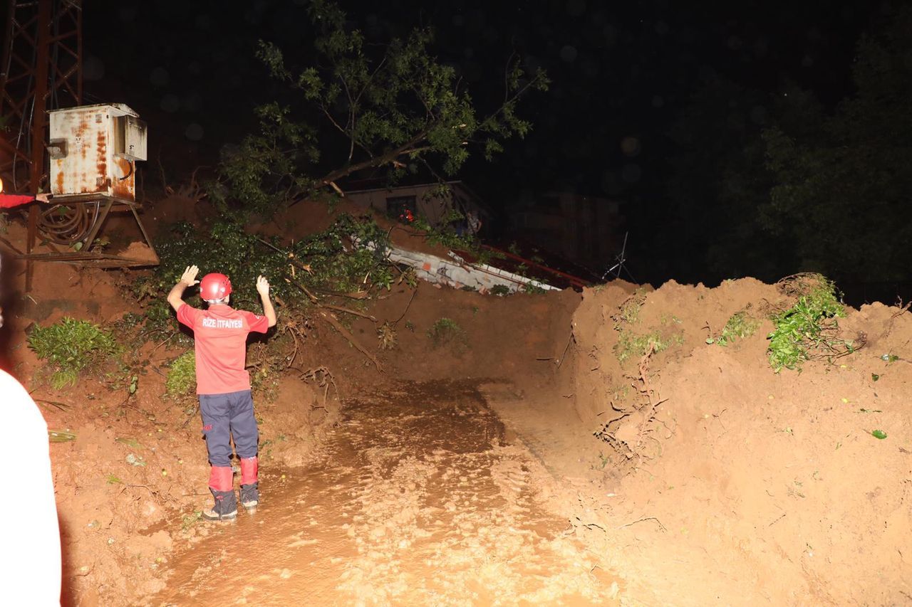 Rize'de gök yarıldı! Dereler taştı, heyelanlar oluştu, yollar kapandı 32