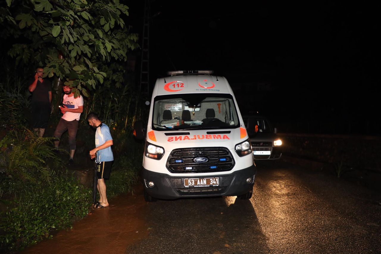Rize'de gök yarıldı! Dereler taştı, heyelanlar oluştu, yollar kapandı 33