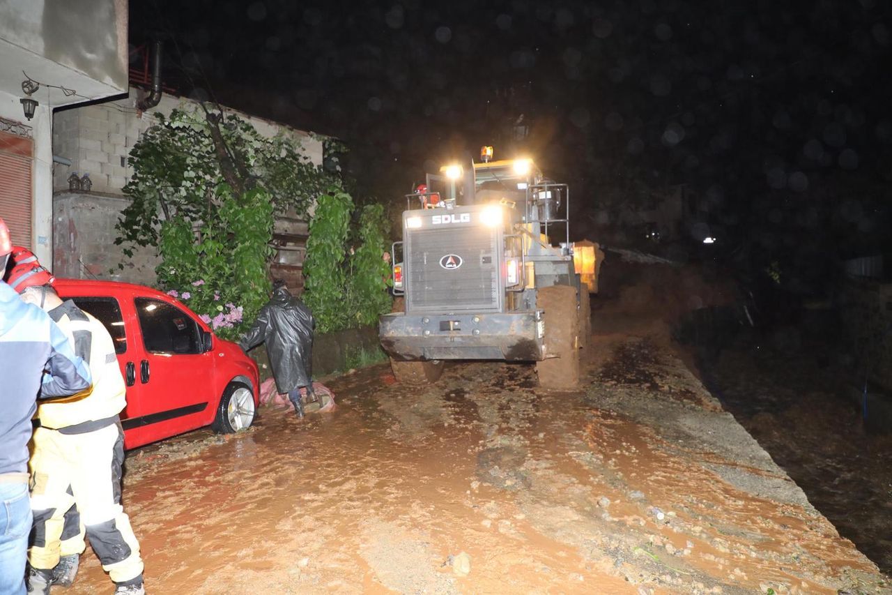 Rize'de gök yarıldı! Dereler taştı, heyelanlar oluştu, yollar kapandı 34