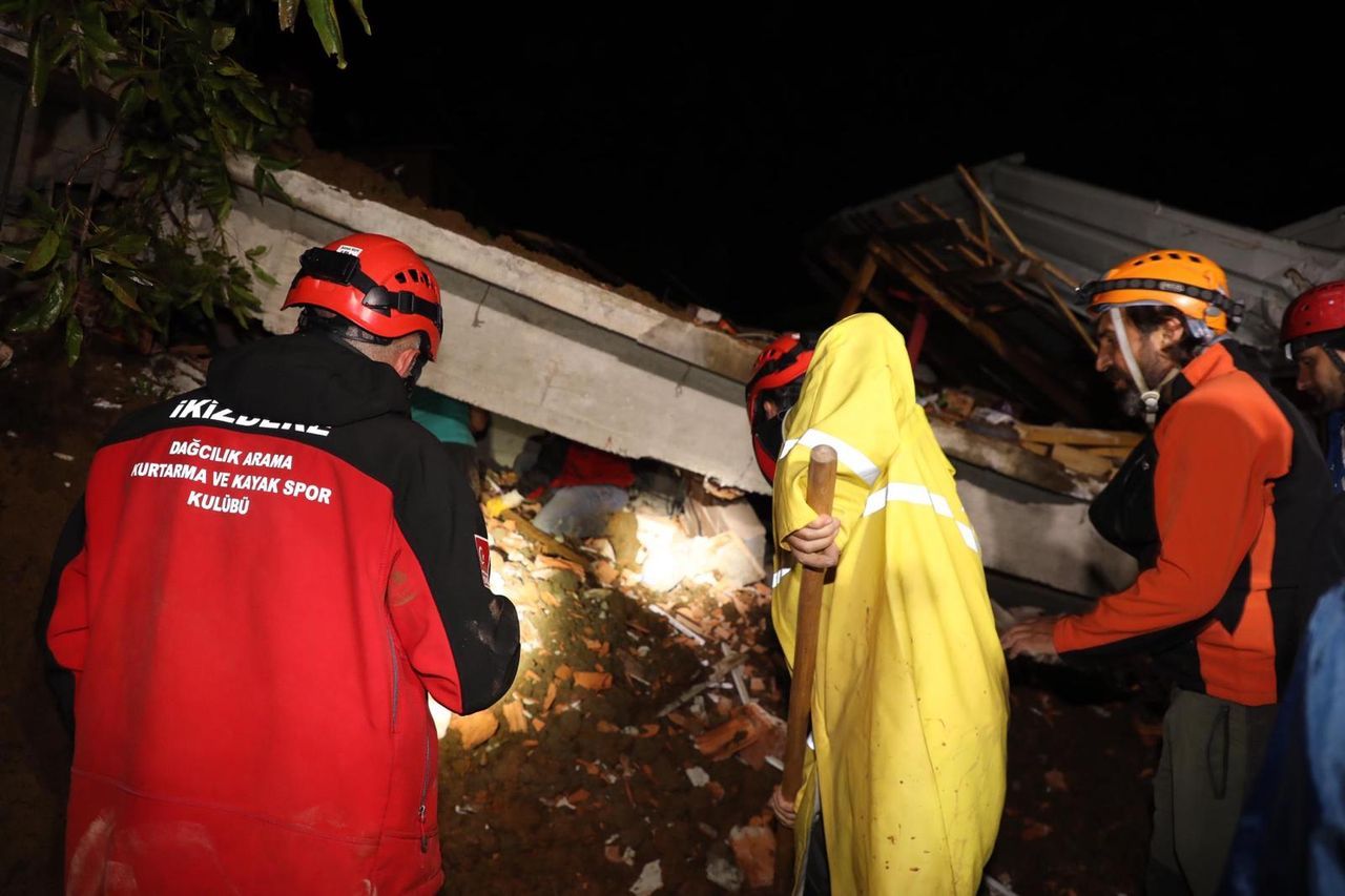 Rize'de gök yarıldı! Dereler taştı, heyelanlar oluştu, yollar kapandı 37