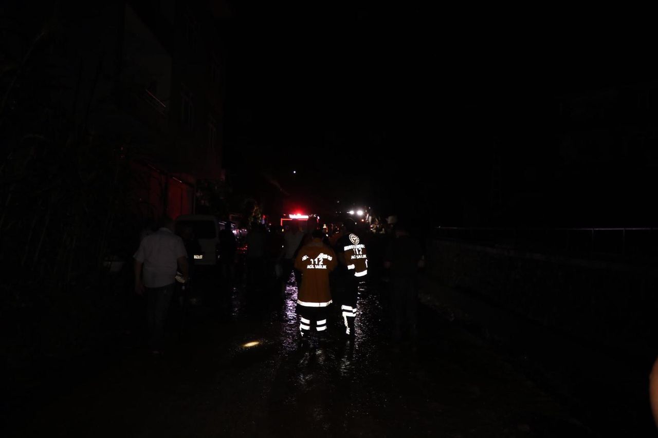 Rize'de gök yarıldı! Dereler taştı, heyelanlar oluştu, yollar kapandı 40
