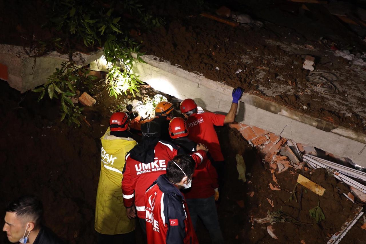 Rize'de gök yarıldı! Dereler taştı, heyelanlar oluştu, yollar kapandı 41