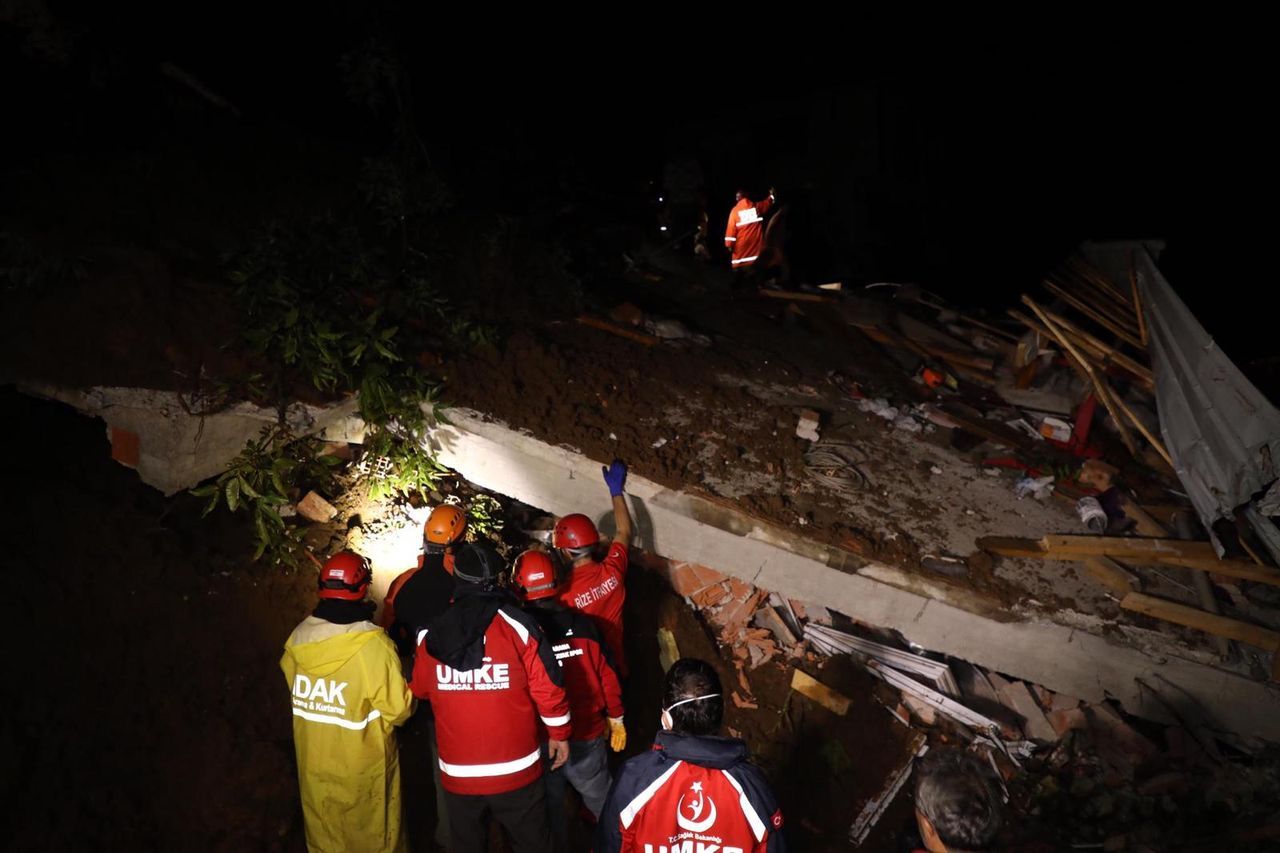 Rize'de gök yarıldı! Dereler taştı, heyelanlar oluştu, yollar kapandı 42