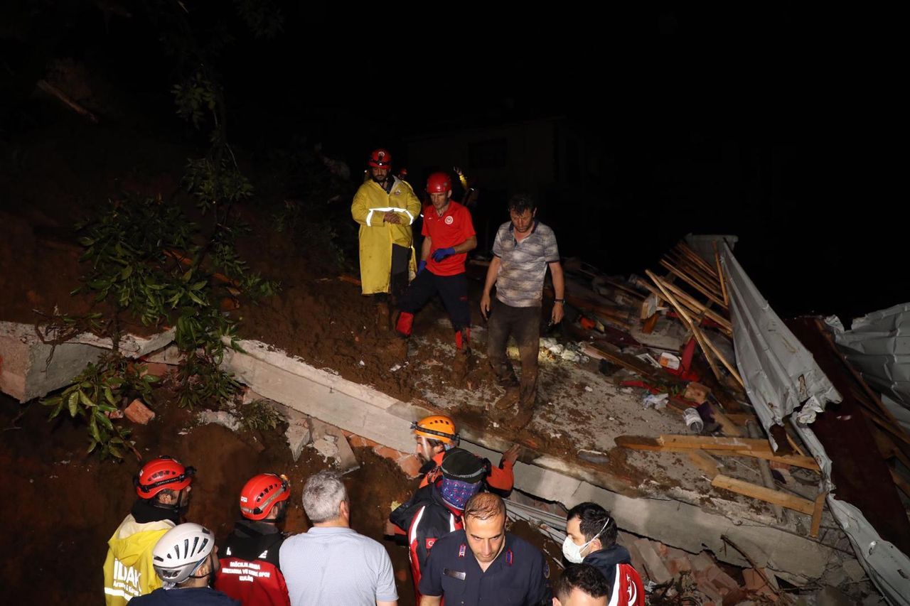 Rize'de gök yarıldı! Dereler taştı, heyelanlar oluştu, yollar kapandı 43