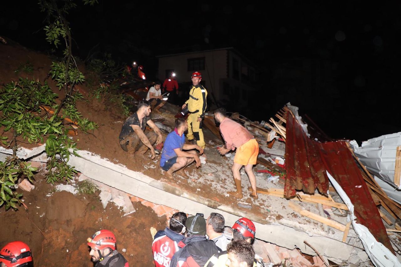 Rize'de gök yarıldı! Dereler taştı, heyelanlar oluştu, yollar kapandı 44