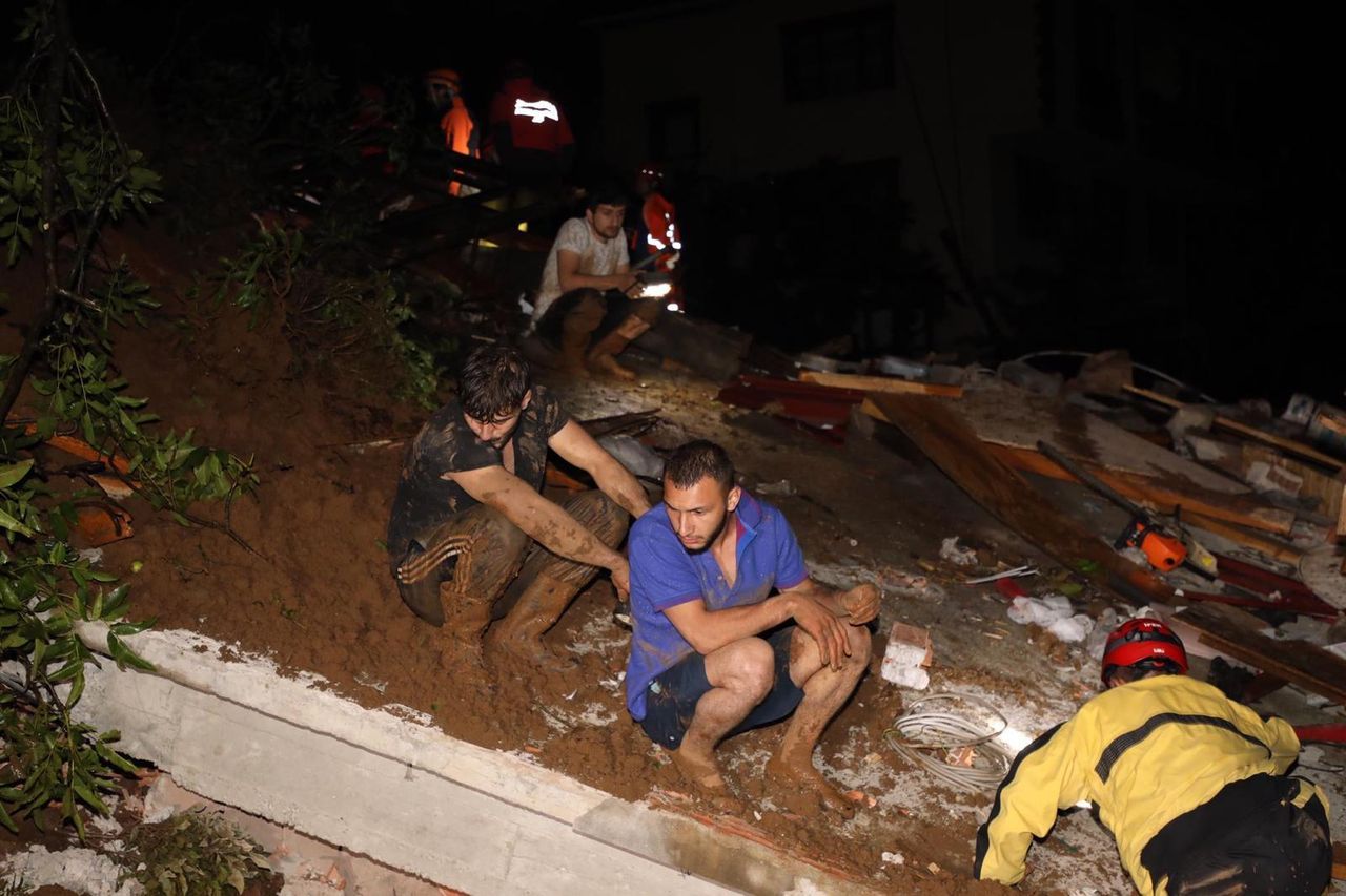 Rize'de gök yarıldı! Dereler taştı, heyelanlar oluştu, yollar kapandı 45