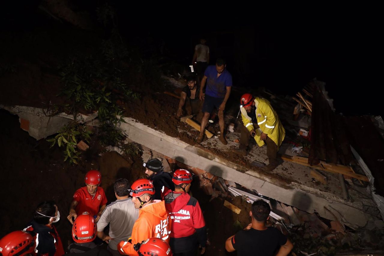 Rize'de gök yarıldı! Dereler taştı, heyelanlar oluştu, yollar kapandı 46