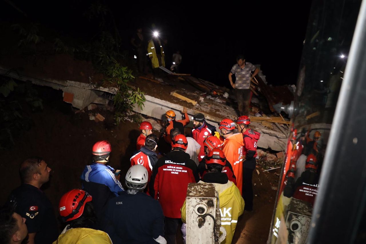 Rize'de gök yarıldı! Dereler taştı, heyelanlar oluştu, yollar kapandı 47