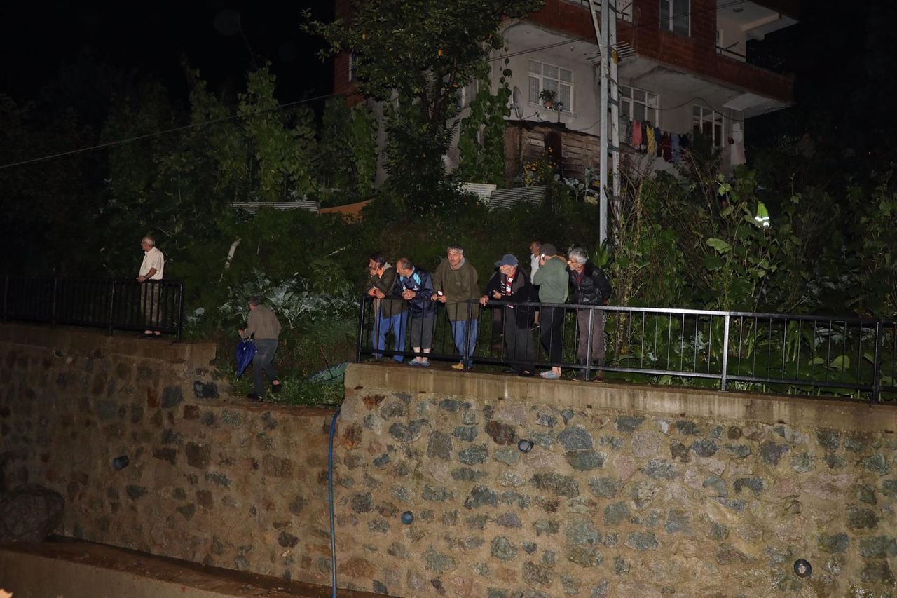 Rize'de gök yarıldı! Dereler taştı, heyelanlar oluştu, yollar kapandı 48