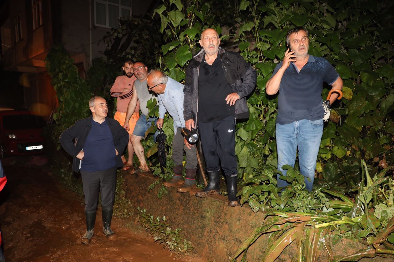 Rize'de gök yarıldı! Dereler taştı, heyelanlar oluştu, yollar kapandı 49