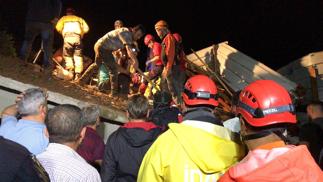 Rize'de gök yarıldı! Dereler taştı, heyelanlar oluştu, yollar kapandı 50