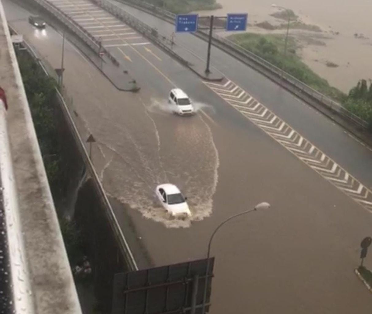 Rize'de gök yarıldı! Dereler taştı, heyelanlar oluştu, yollar kapandı 2