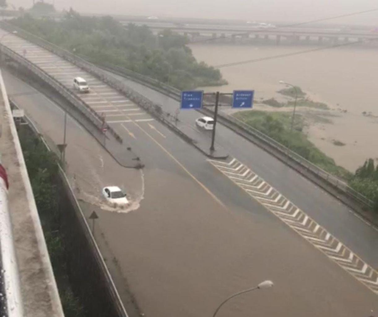 Rize'de gök yarıldı! Dereler taştı, heyelanlar oluştu, yollar kapandı 3