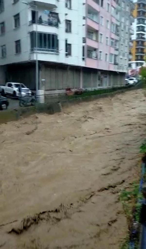 Rize'de gök yarıldı! Dereler taştı, heyelanlar oluştu, yollar kapandı 4