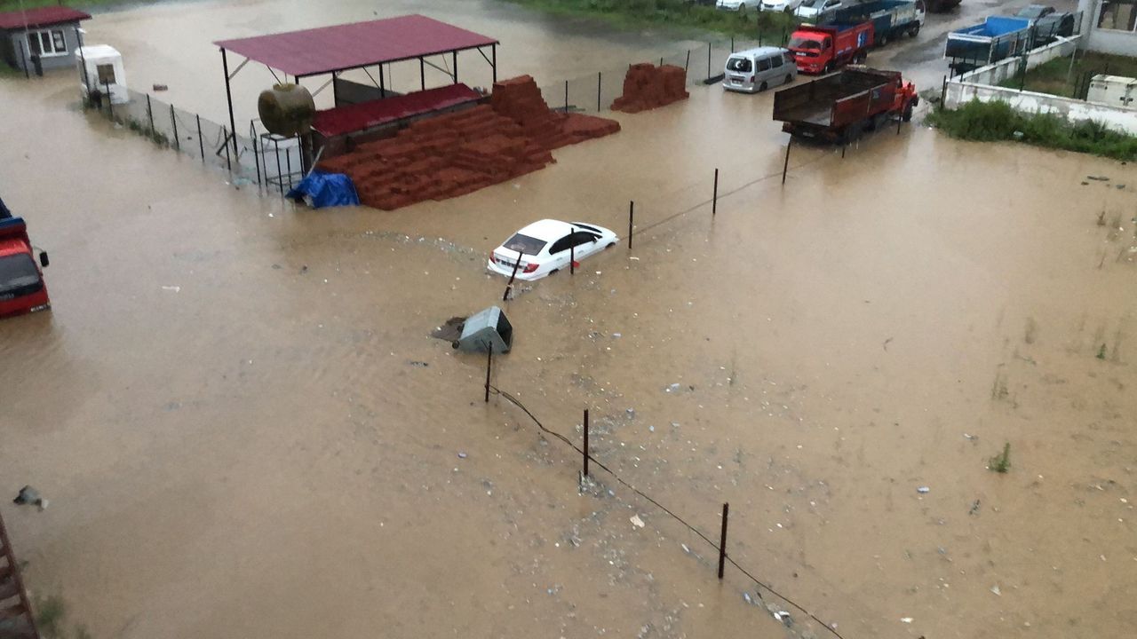 Rize'de gök yarıldı! Dereler taştı, heyelanlar oluştu, yollar kapandı 8