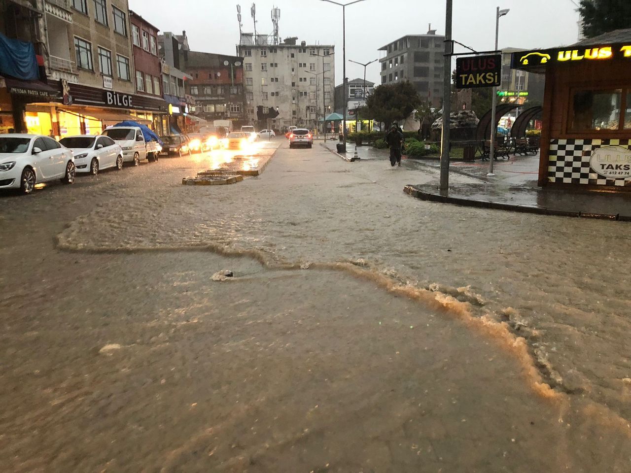 Rize'de gök yarıldı! Dereler taştı, heyelanlar oluştu, yollar kapandı 9