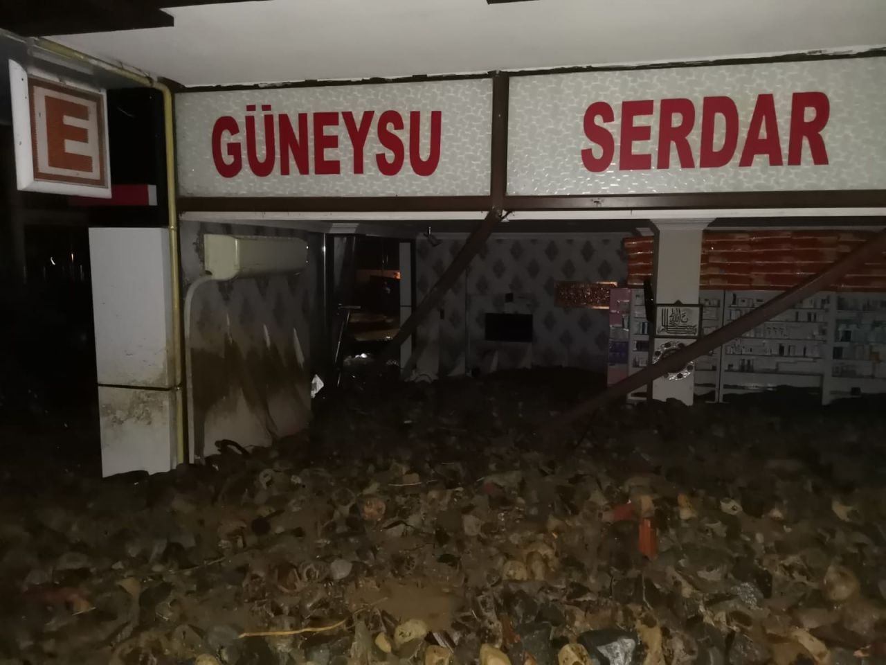 Rize'de gök yarıldı! Dereler taştı, heyelanlar oluştu, yollar kapandı 10