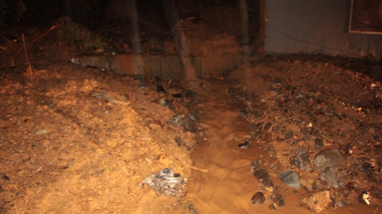 Rize'de gök yarıldı! Dereler taştı, heyelanlar oluştu, yollar kapandı 11