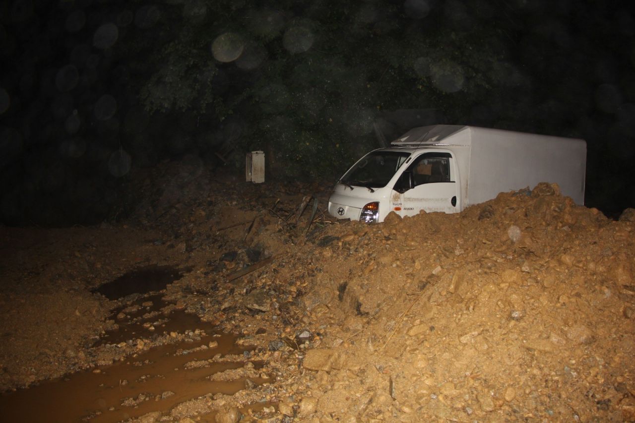 Rize'de gök yarıldı! Dereler taştı, heyelanlar oluştu, yollar kapandı 12