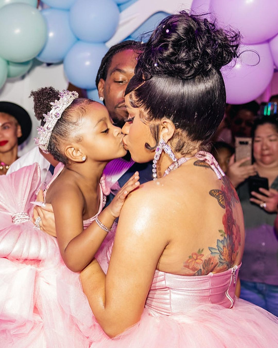 Dünyaca ünlü rap şarkıcısı Cardi B'den 3 yaşındaki kızına inanılmaz parti! Aldığı hediye servet değerinde 6