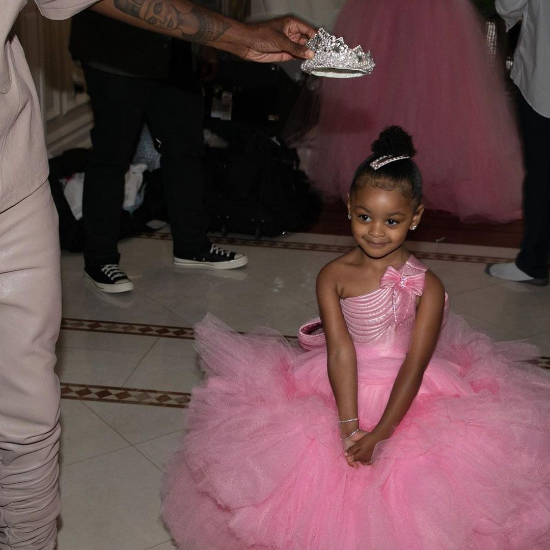 Dünyaca ünlü rap şarkıcısı Cardi B'den 3 yaşındaki kızına inanılmaz parti! Aldığı hediye servet değerinde 32
