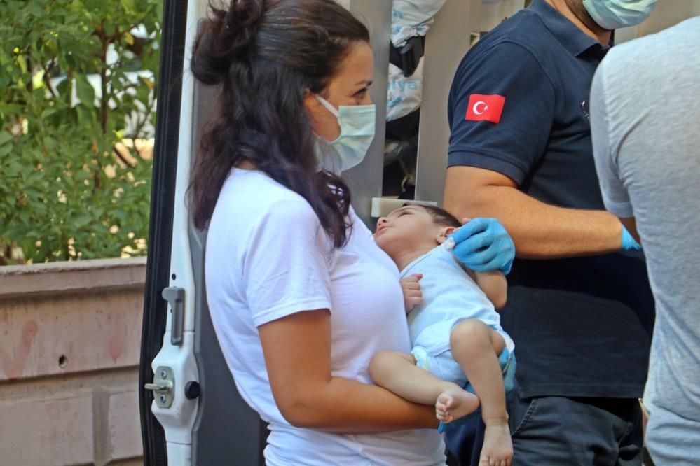 Anne evi terk etti! 4 çocuk açlıktan baygın halde bulundu! '5 yaşındaki çocuğu bile mamayla besliyordu' 5