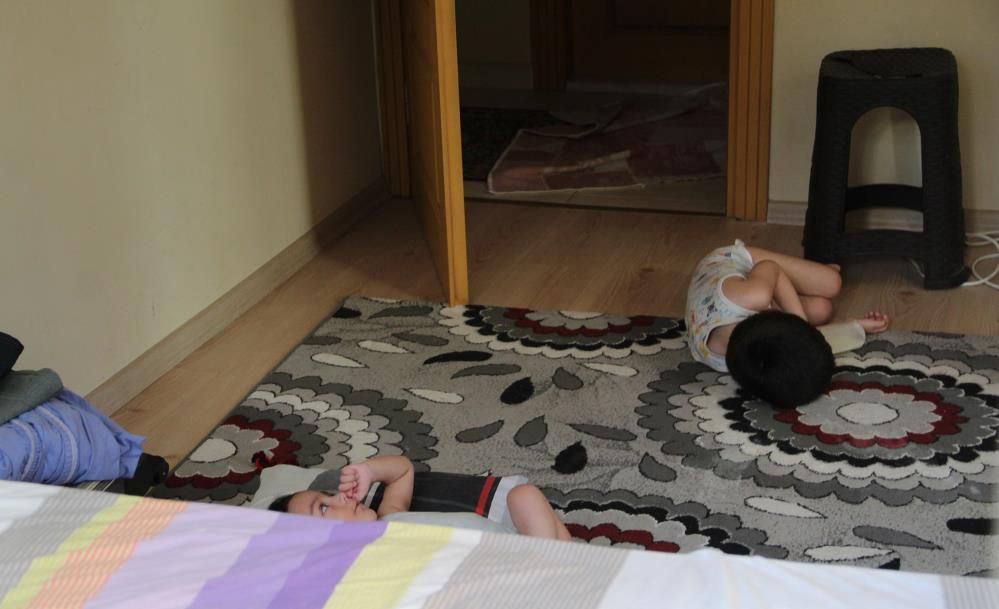 Anne evi terk etti! 4 çocuk açlıktan baygın halde bulundu! '5 yaşındaki çocuğu bile mamayla besliyordu' 6