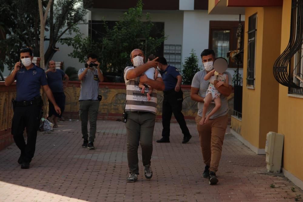 Anne evi terk etti! 4 çocuk açlıktan baygın halde bulundu! '5 yaşındaki çocuğu bile mamayla besliyordu' 8
