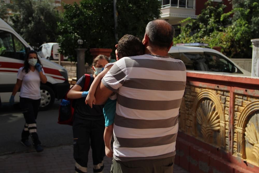 Anne evi terk etti! 4 çocuk açlıktan baygın halde bulundu! '5 yaşındaki çocuğu bile mamayla besliyordu' 9
