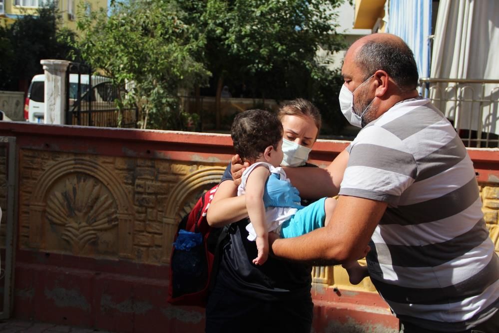 Anne evi terk etti! 4 çocuk açlıktan baygın halde bulundu! '5 yaşındaki çocuğu bile mamayla besliyordu' 10