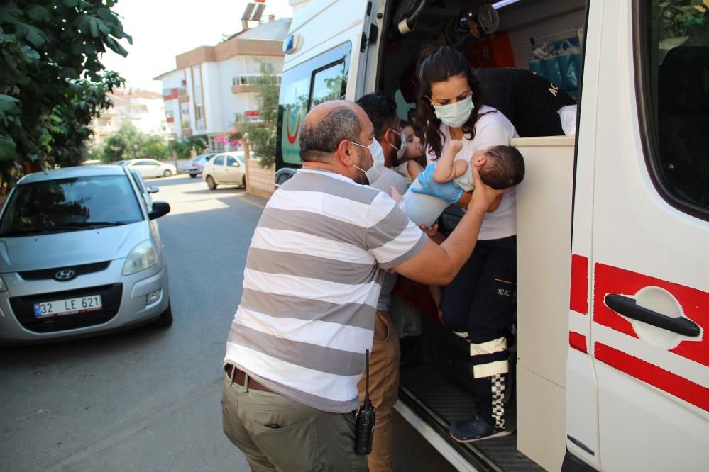 Anne evi terk etti! 4 çocuk açlıktan baygın halde bulundu! '5 yaşındaki çocuğu bile mamayla besliyordu' 12