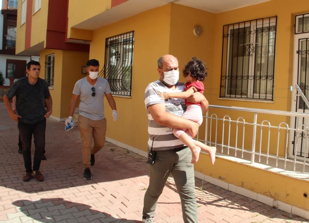 Anne evi terk etti! 4 çocuk açlıktan baygın halde bulundu! '5 yaşındaki çocuğu bile mamayla besliyordu' 13