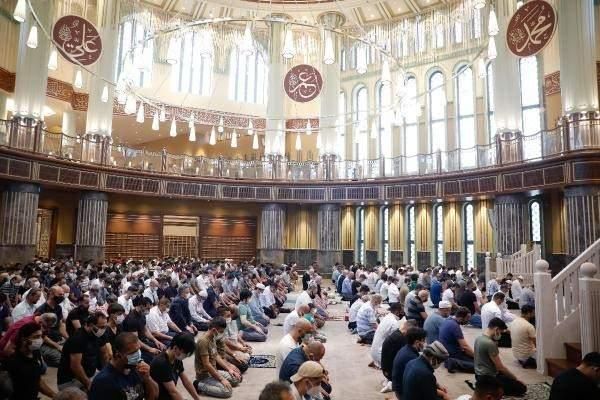 Cumhurbaşkanı Erdoğan'ın katılımıyla açılan Taksim Camii'nde ilk bayram namazı kılındı 8
