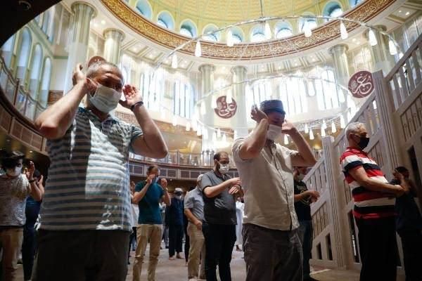 Cumhurbaşkanı Erdoğan'ın katılımıyla açılan Taksim Camii'nde ilk bayram namazı kılındı 12
