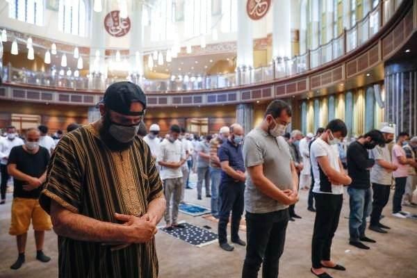 Cumhurbaşkanı Erdoğan'ın katılımıyla açılan Taksim Camii'nde ilk bayram namazı kılındı 1