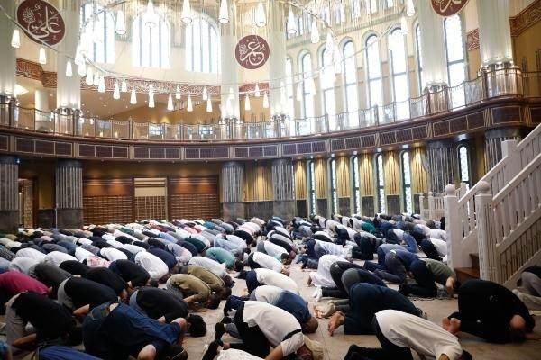 Cumhurbaşkanı Erdoğan'ın katılımıyla açılan Taksim Camii'nde ilk bayram namazı kılındı 10