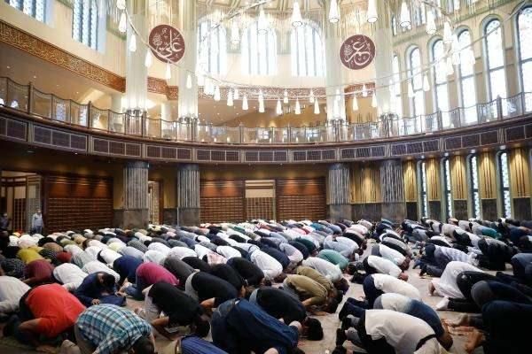 Cumhurbaşkanı Erdoğan'ın katılımıyla açılan Taksim Camii'nde ilk bayram namazı kılındı 11
