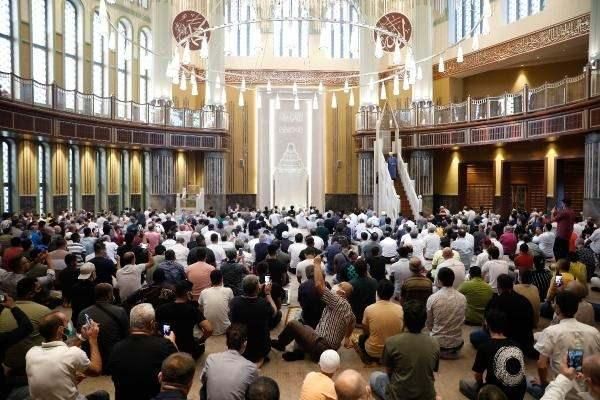 Cumhurbaşkanı Erdoğan'ın katılımıyla açılan Taksim Camii'nde ilk bayram namazı kılındı 6
