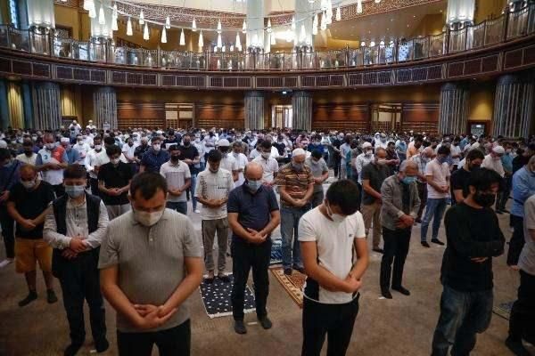 Cumhurbaşkanı Erdoğan'ın katılımıyla açılan Taksim Camii'nde ilk bayram namazı kılındı 2