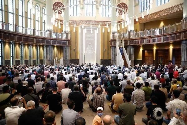 Cumhurbaşkanı Erdoğan'ın katılımıyla açılan Taksim Camii'nde ilk bayram namazı kılındı 14