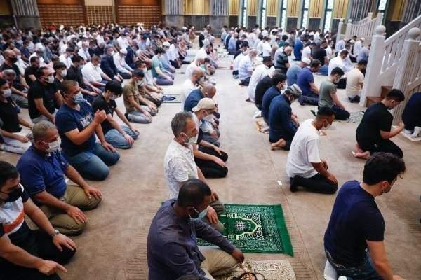 Cumhurbaşkanı Erdoğan'ın katılımıyla açılan Taksim Camii'nde ilk bayram namazı kılındı 9