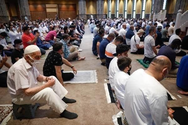 Cumhurbaşkanı Erdoğan'ın katılımıyla açılan Taksim Camii'nde ilk bayram namazı kılındı 7