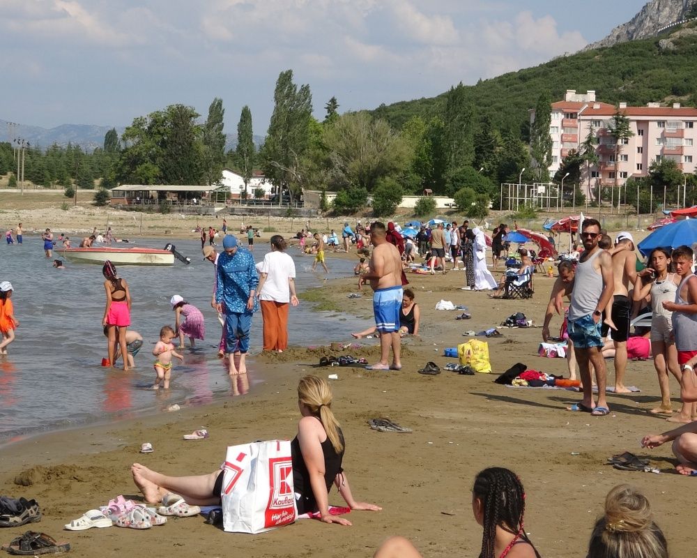 Isparta'nın yedi renkli Eğirdir Gölü’ne vatandaşlar akın etti 13