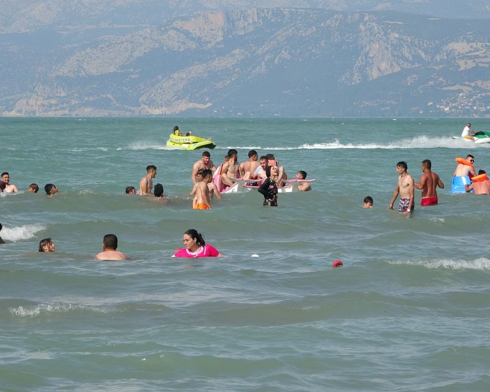 Isparta'nın yedi renkli Eğirdir Gölü’ne vatandaşlar akın etti 3