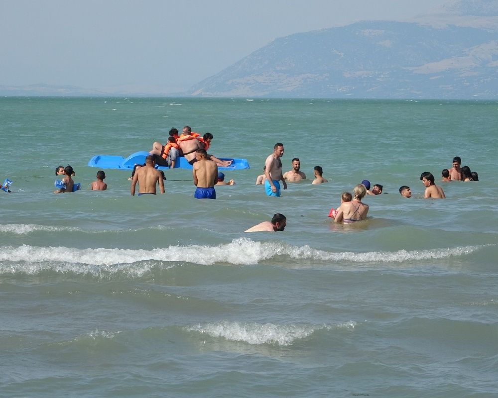 Isparta'nın yedi renkli Eğirdir Gölü’ne vatandaşlar akın etti 1