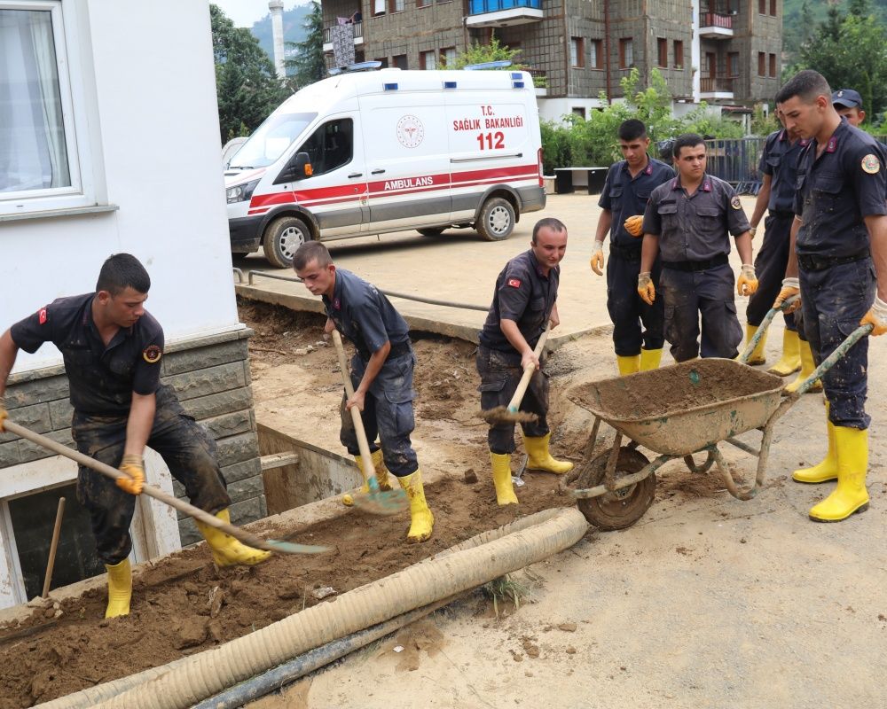Artvin'de sel seferberliği! Afetin izlerini silmeye çalışıyorlar 16